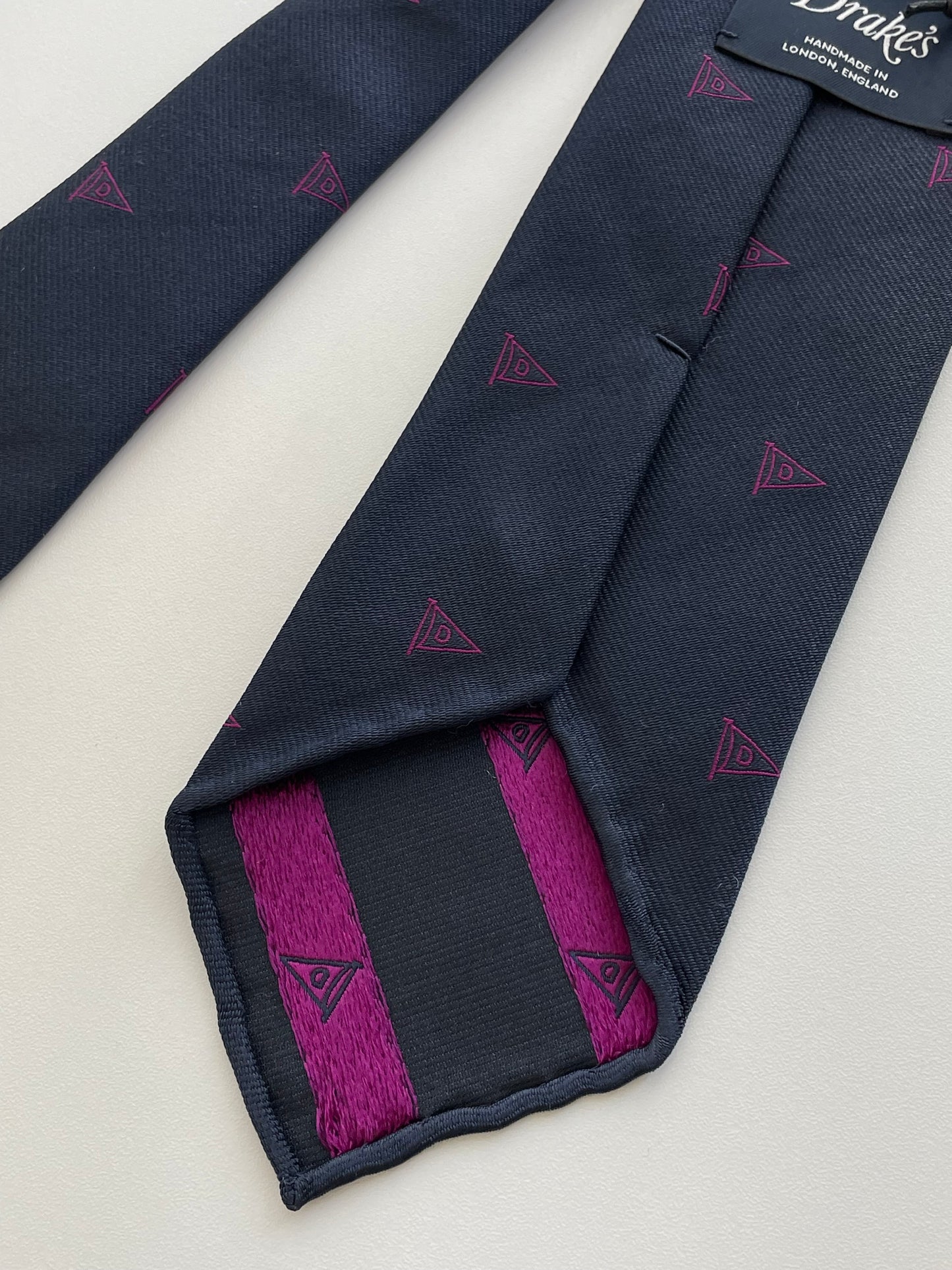 Drakes Logo Motif Navy And Pink Rolled-edge Handmade Silk Tie With Tag